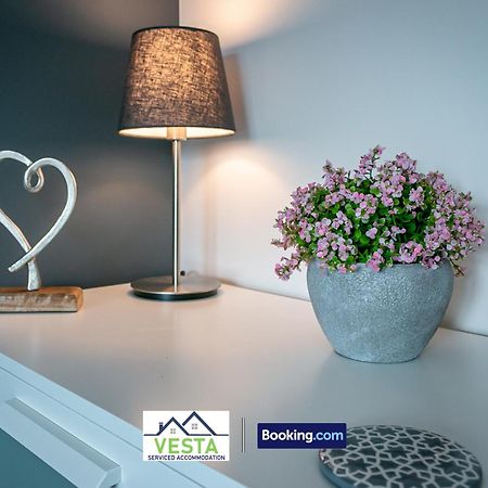 Three Bedroom Apartment By Vesta Serviced Accommodation & Short Lets Hatfield With Free Parking Exterior foto