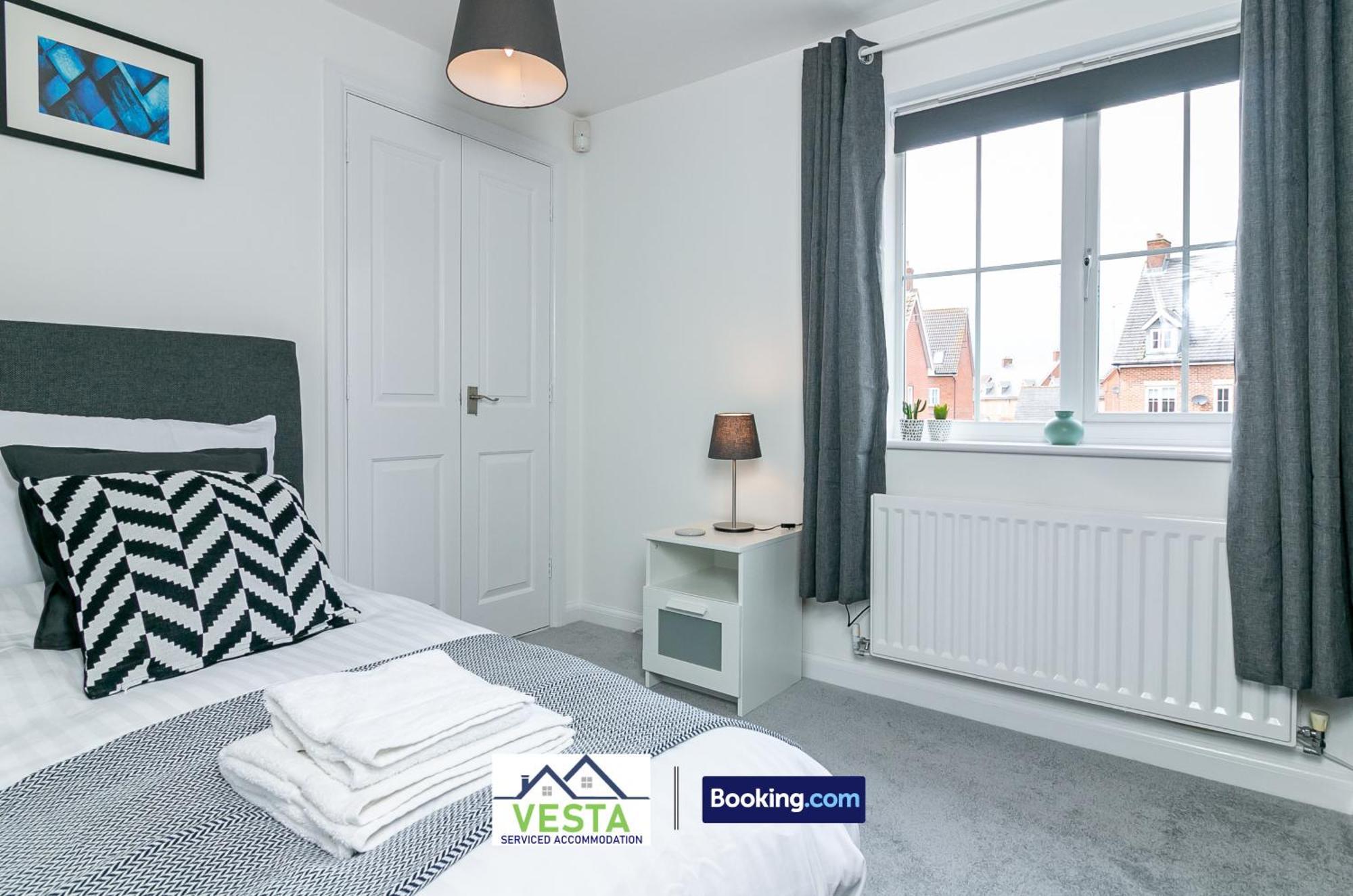 Three Bedroom Apartment By Vesta Serviced Accommodation & Short Lets Hatfield With Free Parking Exterior foto